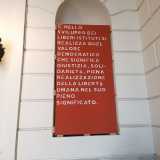 Nell�occasione nell�androne fu allestita l�installazione visiva �La libert� italiana nella libert� del mondo�, dell�artista Giuseppe Caccavale. L�opera, consistente in alcuni pannelli con le frasi di Aldo Moro...
